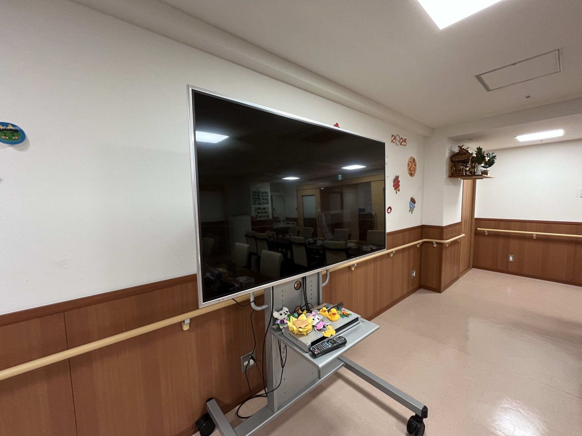 大きなテレビのある廊下