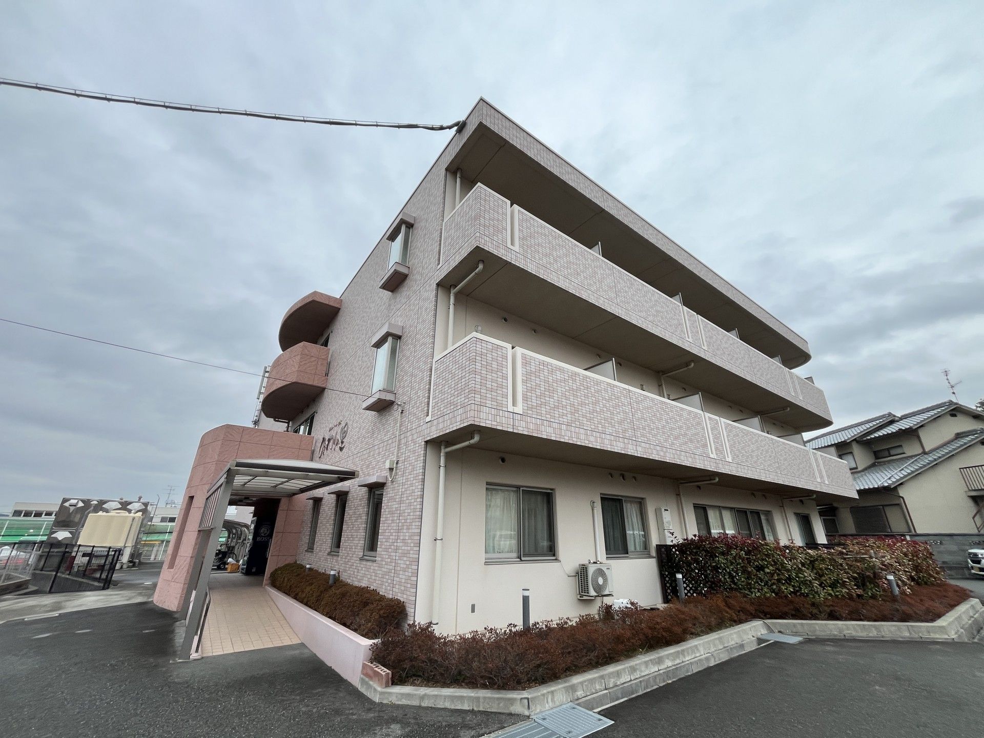 三階建ての建物外観