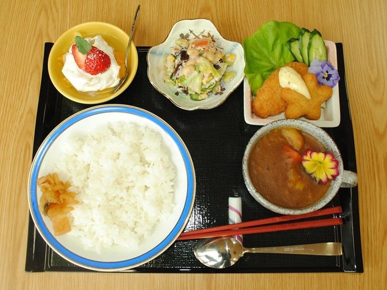 洋風のメニューが並んでいる食事メニュー例。おかず売りが豊富な食事