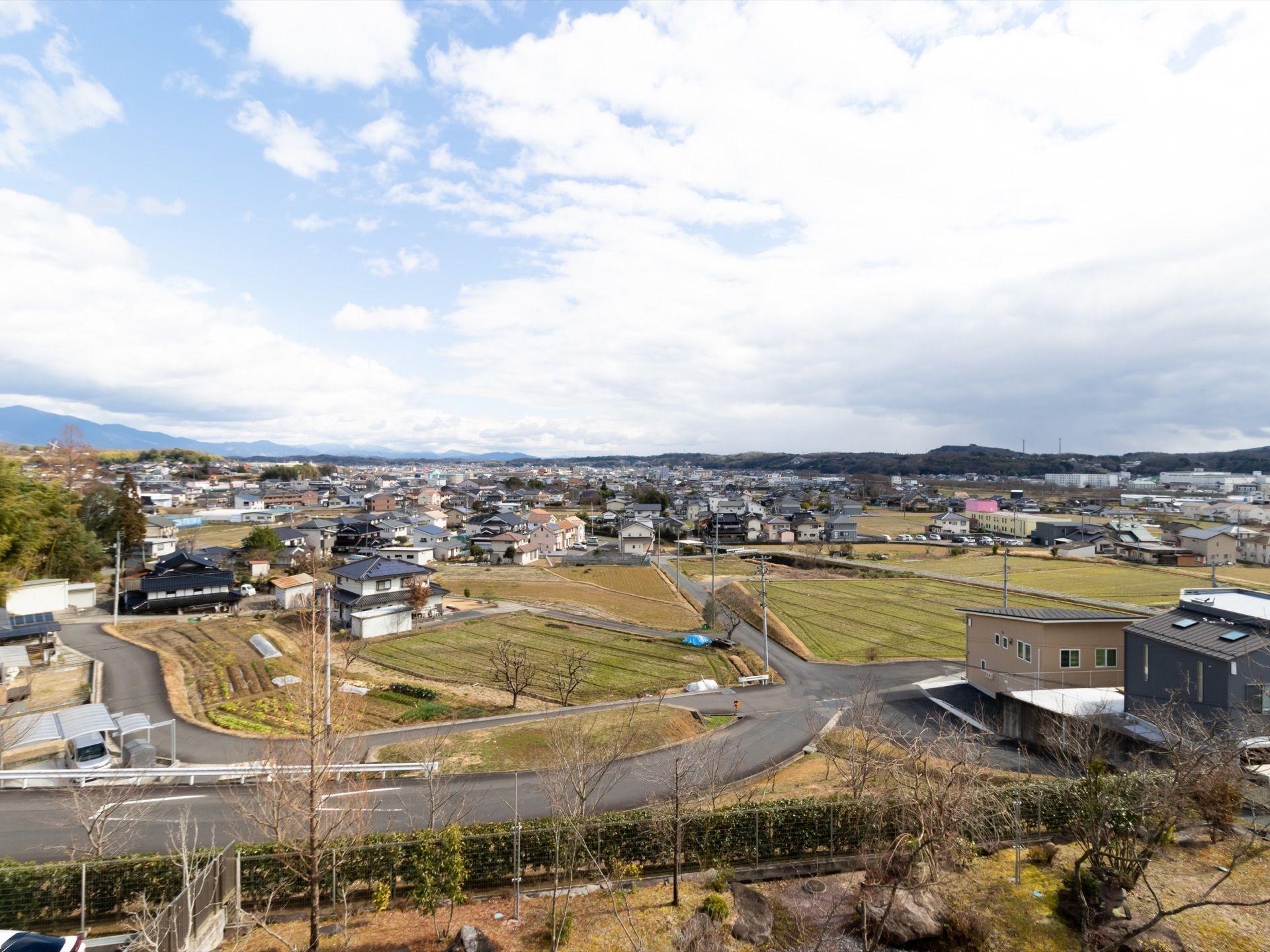 施設の周辺は、静かで緑豊かな環境になっている。高い建物がなく、ベランダから遠くの景色まで楽しむことができる。
