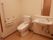 右側には鏡が付いた車いす対応の洗面所ががあり、左側にはトイレがある。トイレにはエル字型の手すりや可動式の手すりがあり、呼び出しボタンが付いている。