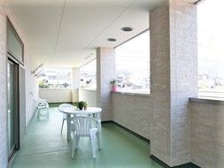 白いテーブルセットが置かれたベランダからは眺めもいい。