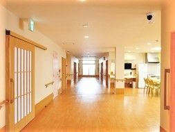両サイドに手すりとドアが並び、中央には共有スペースが広がっている。