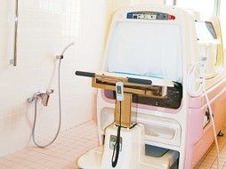 機械浴が置かれた浴室には日当たりもよく、大変明るい。
