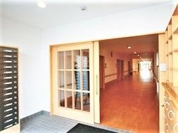 大きな玄関のドアを開けると幅の広いまっすぐな廊下につながっている。