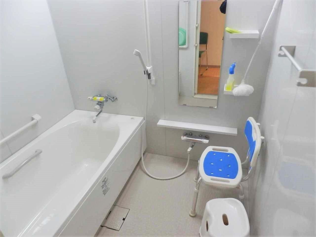 シャワー用チェアが置いてある高齢者用浴室。使いやすい設備、安全装置が取り付けられている様子