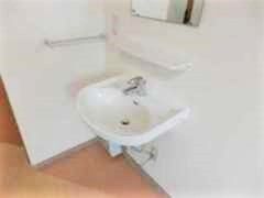 洗面台の写真。居室何用意してある小さな陶器の洗面台、目の回②鏡がある