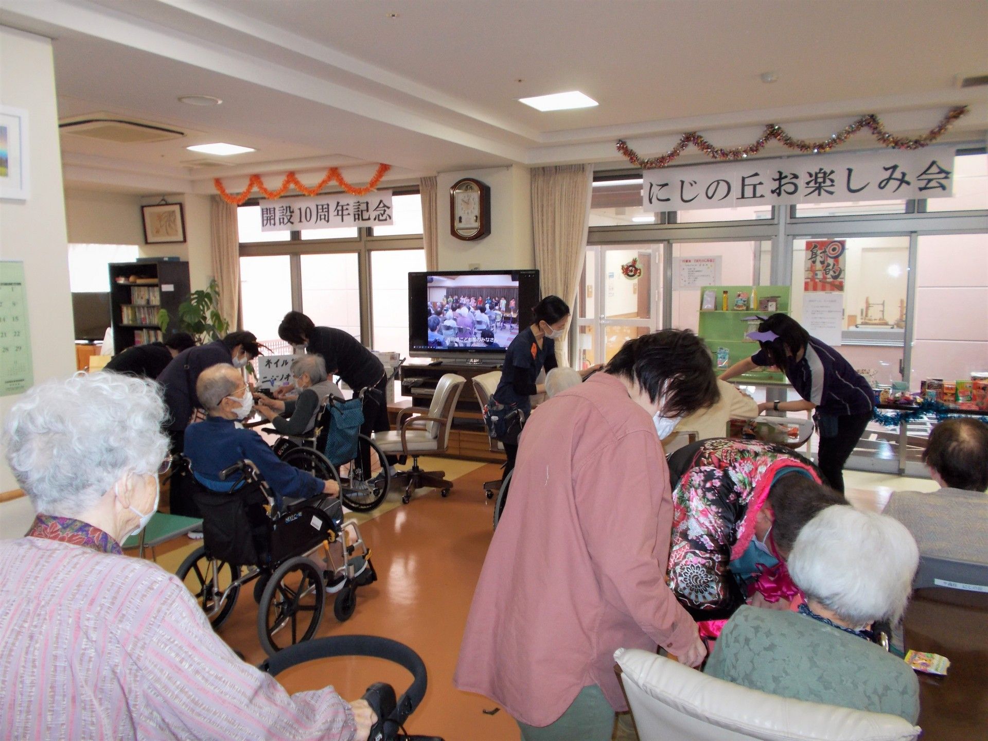居室でリラックスする様子
