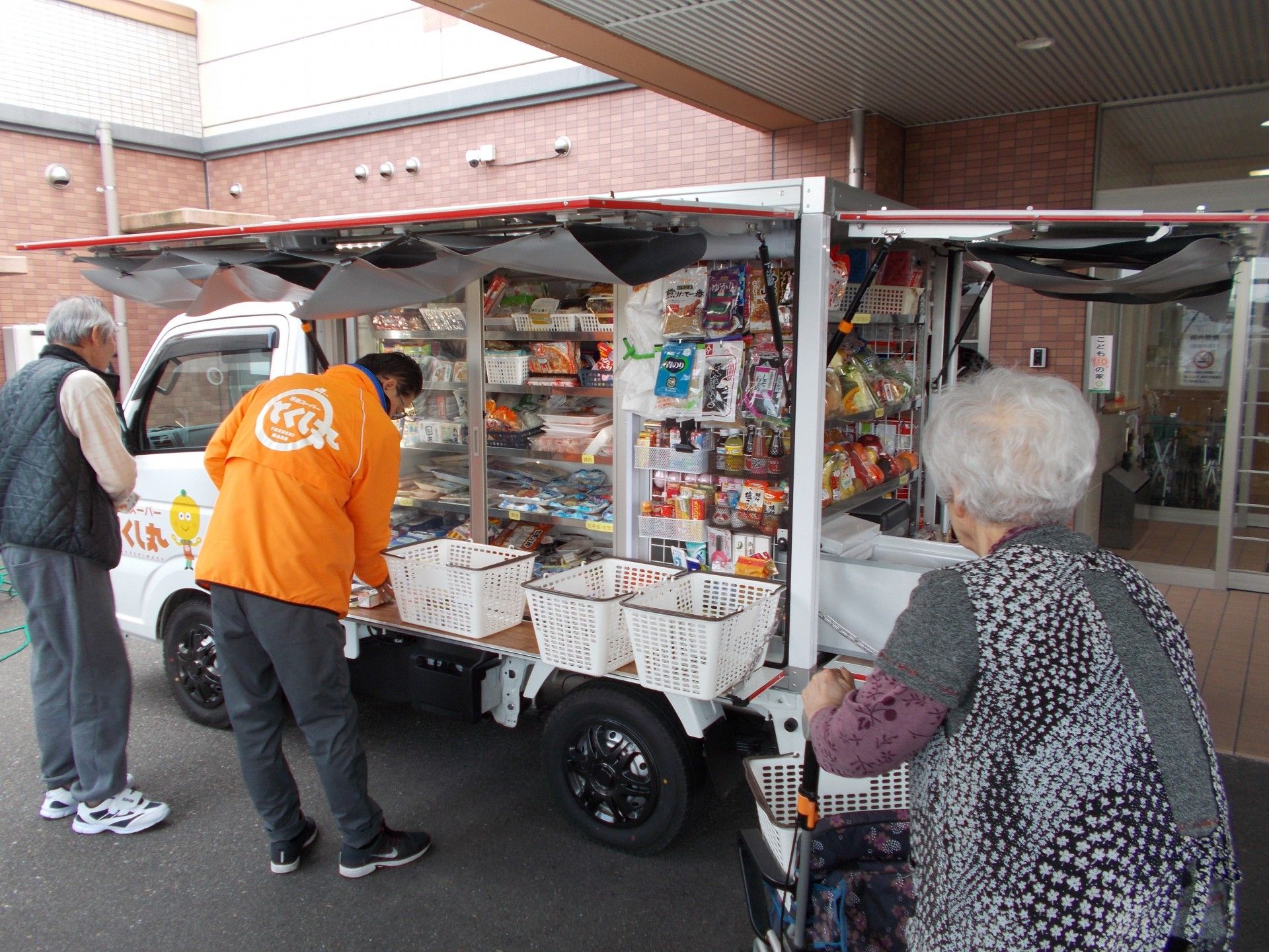 移動販売車と利用者