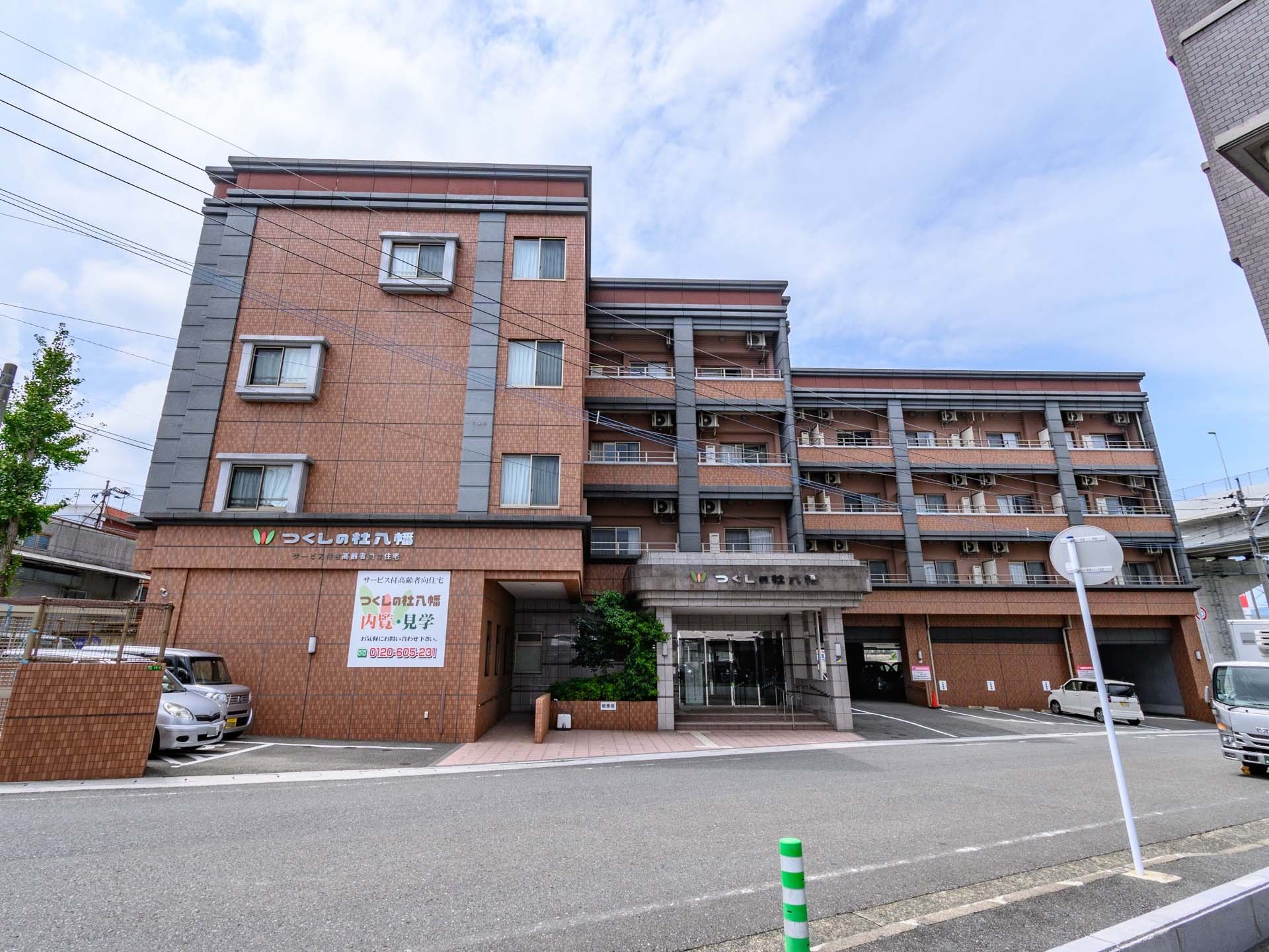 四角い立体型駐車場のある建物