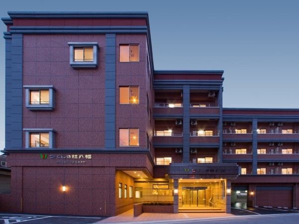 ブラウンを基調とした4階建ての大きな建物で、一見施設には見えないすらっとしたデザイン。