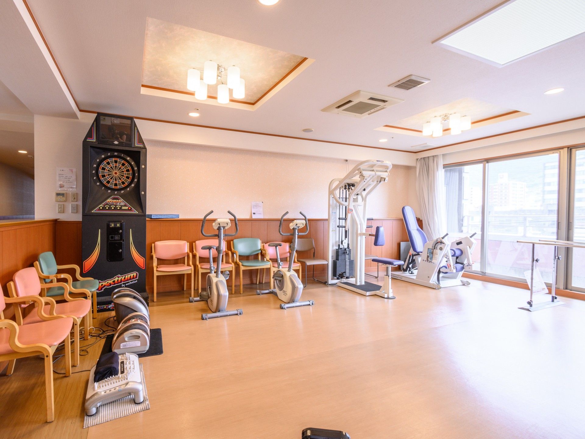 日の光が入る大きな窓の部屋