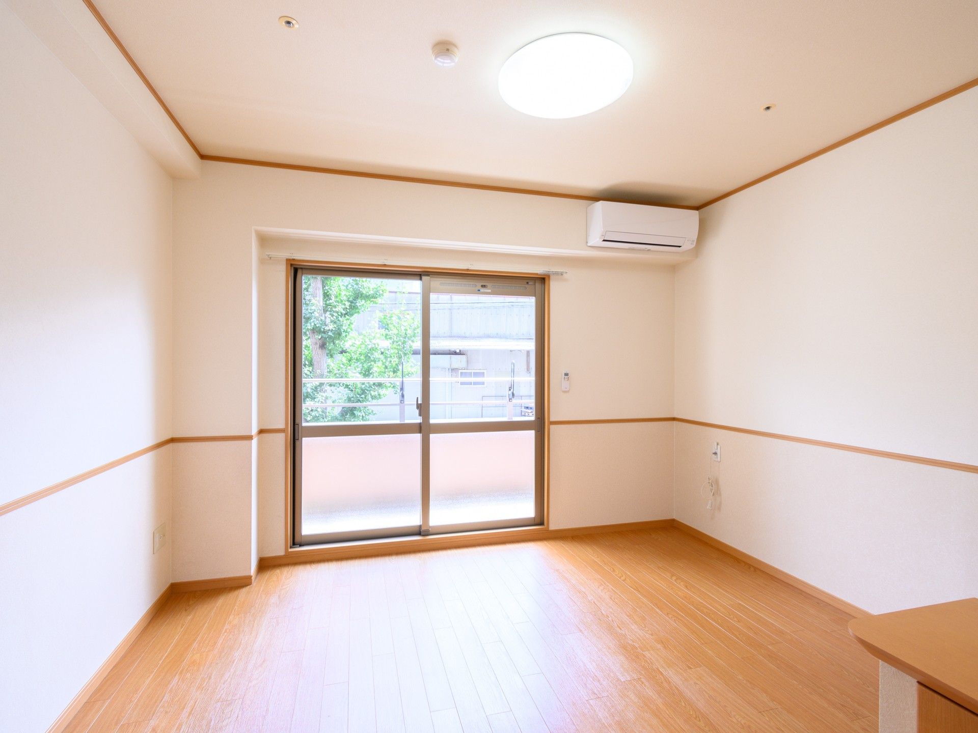 白と木製の部屋