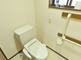 バリアフリー設計のトイレ空間