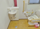 バリアフリー対応のトイレが完備された部屋