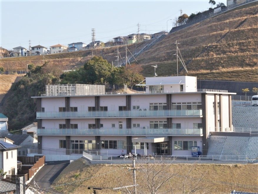 3階建ての建物の周辺には住宅地や緑があり、高い台にあるため見晴らしもよい。