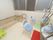 右側に洗い場があり、シャワーが2つ、その前にはシャワーチェアが置いてある。左側には、大きな浴槽がある。