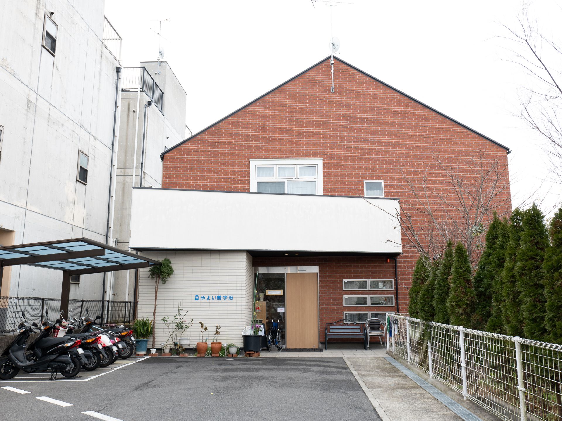 駐車場がある介護施設の外観