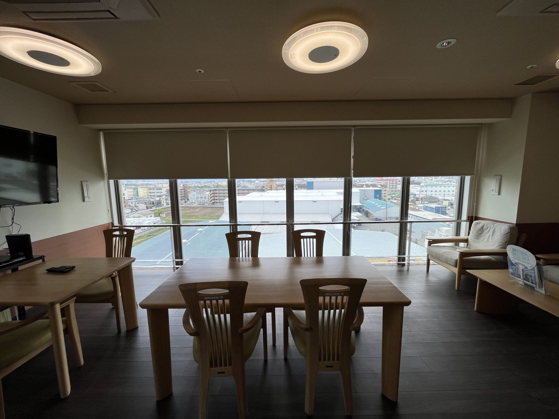 大きな窓のある部屋