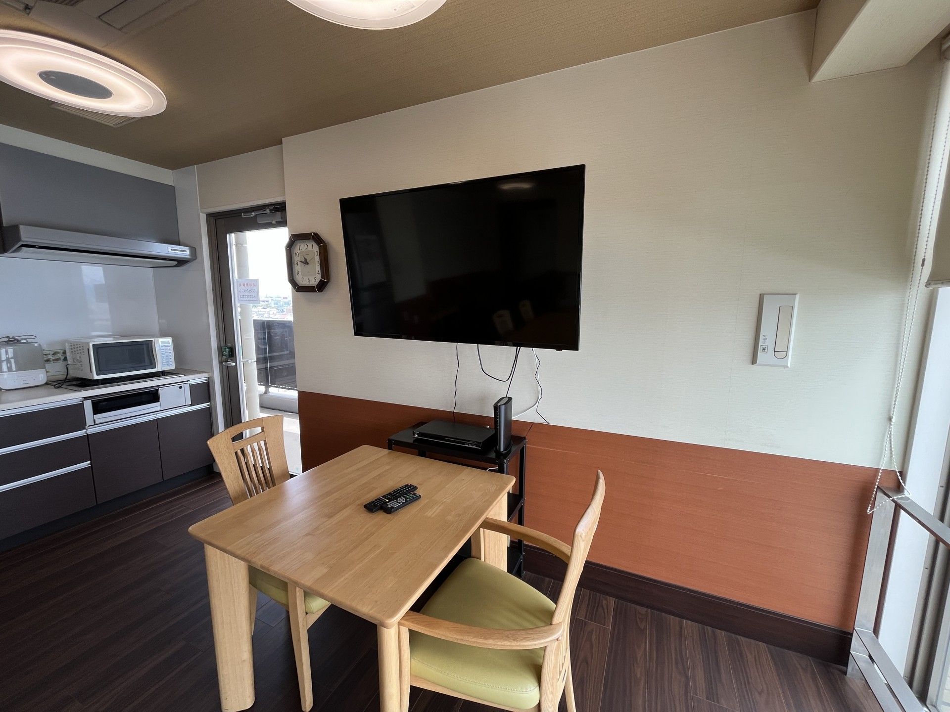 テレビとテーブルのある部屋