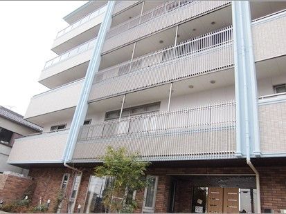 鉄骨造の建物の外観写真。無駄のないデザインのひまわりの家凰の外観