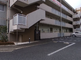 介護施設の外観と駐車場