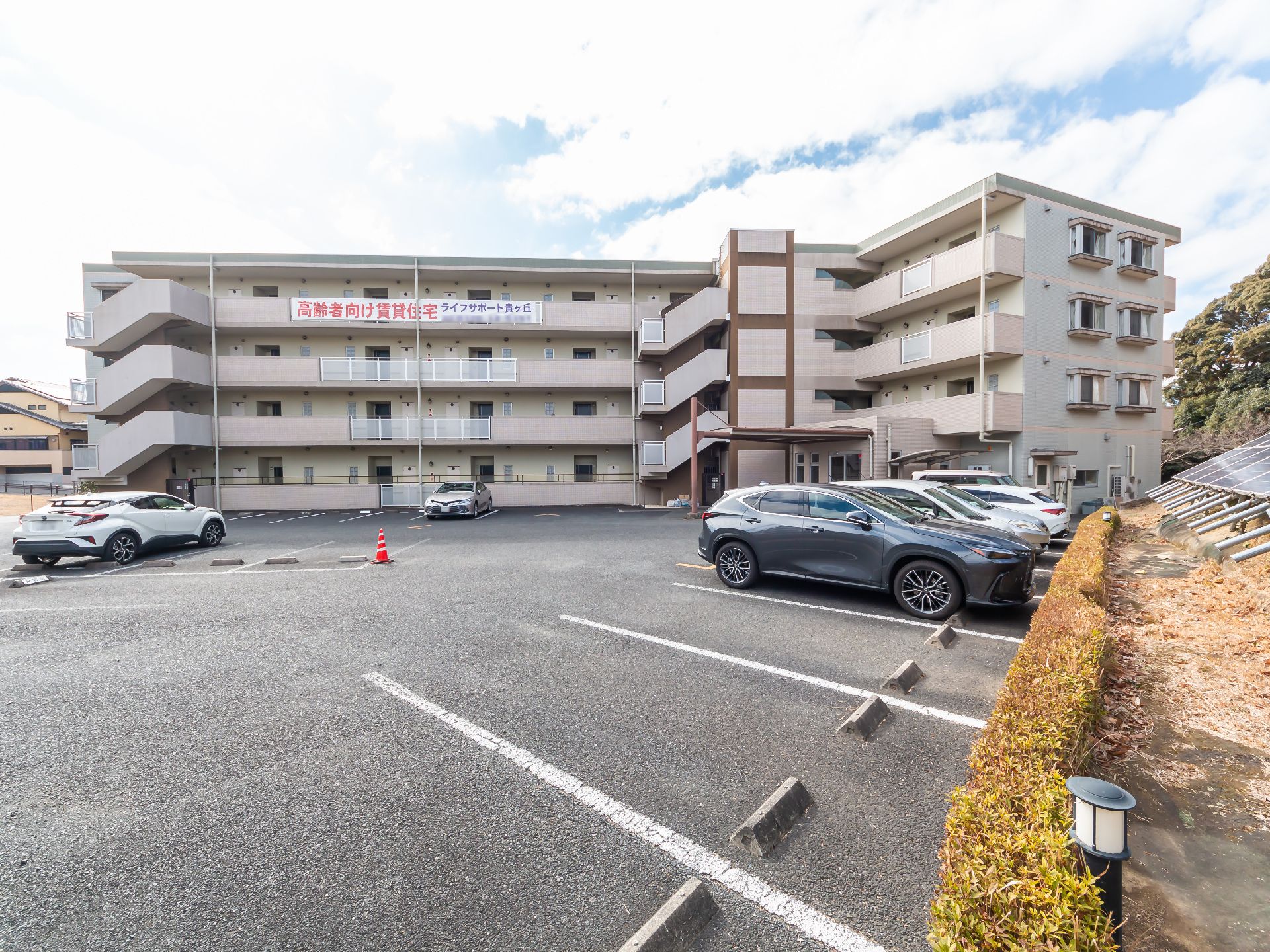 駐車場も近隣にある介護施設の外観