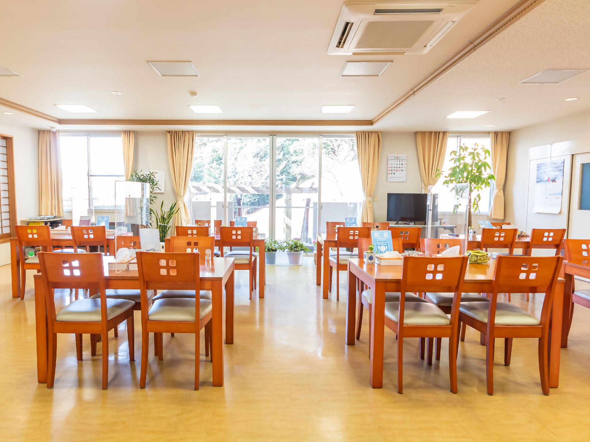 テーブルを囲うように椅子が設置してあり、過ごしやすい共有スペース