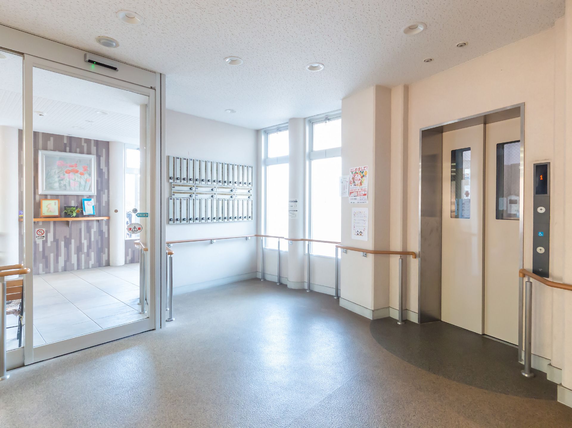 スタッフと高齢者が話している様子。カルテのようなものを書いている場面
