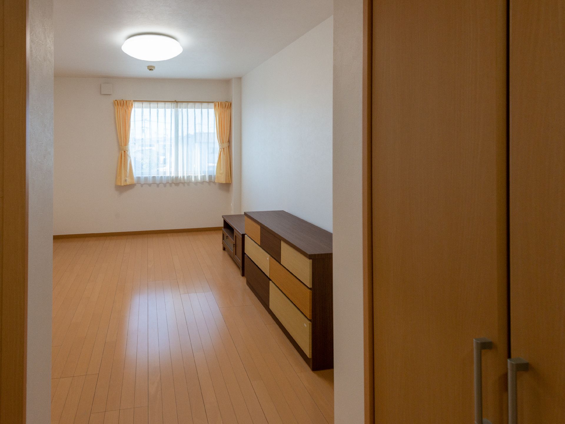窓から多くの日差しが入り、家具を多く置くことのできる居室