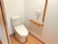 手すりや呼び出しボタンも付いたトイレにはスライド式のドアが設置されている。