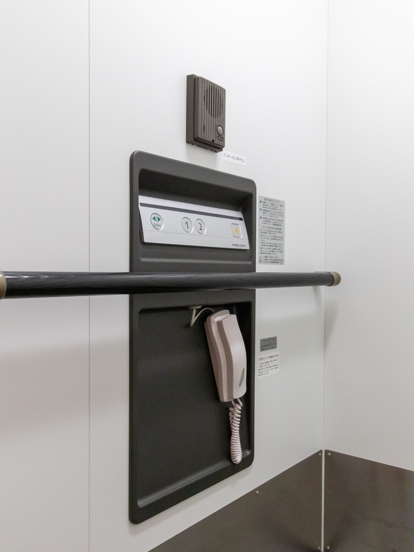 館内には、エレベーターがある。内部には、手すりや操作盤、緊急連絡用の電話機やインターホンが完備されている。