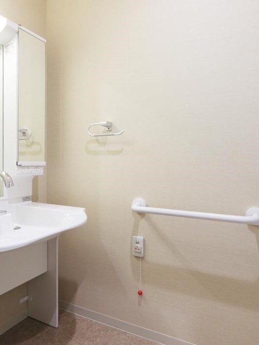 フットレス設計の洗面台の写真。施設内居室についている設備の様子