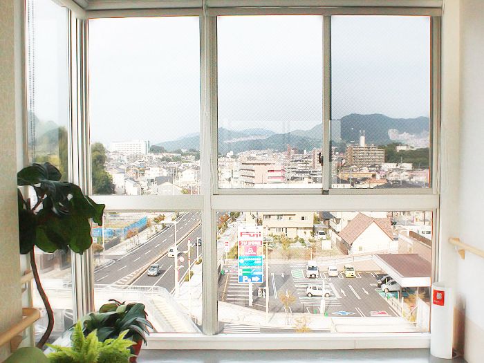 街並みを見下ろせる施設内の共有スペース内の窓。施設から外を眺めた様子