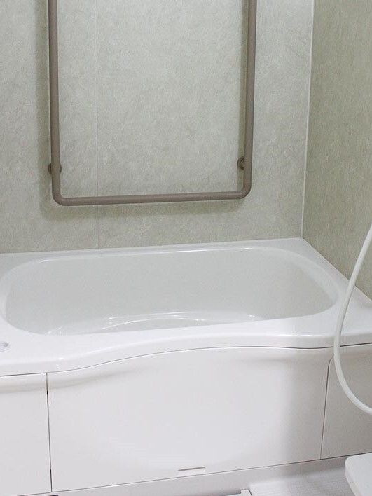 小さな浴槽がある居室内の浴室の様子。施設内の設備を写したもの
