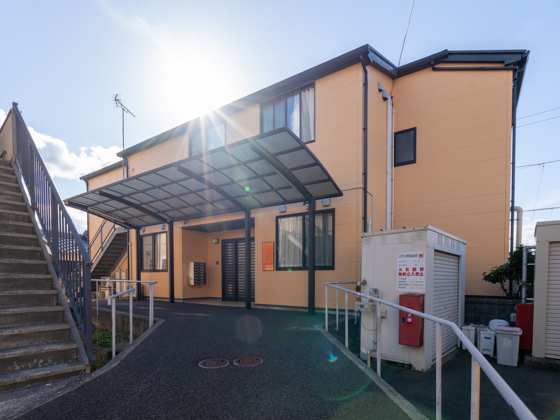 日差しが差し込む建物外観