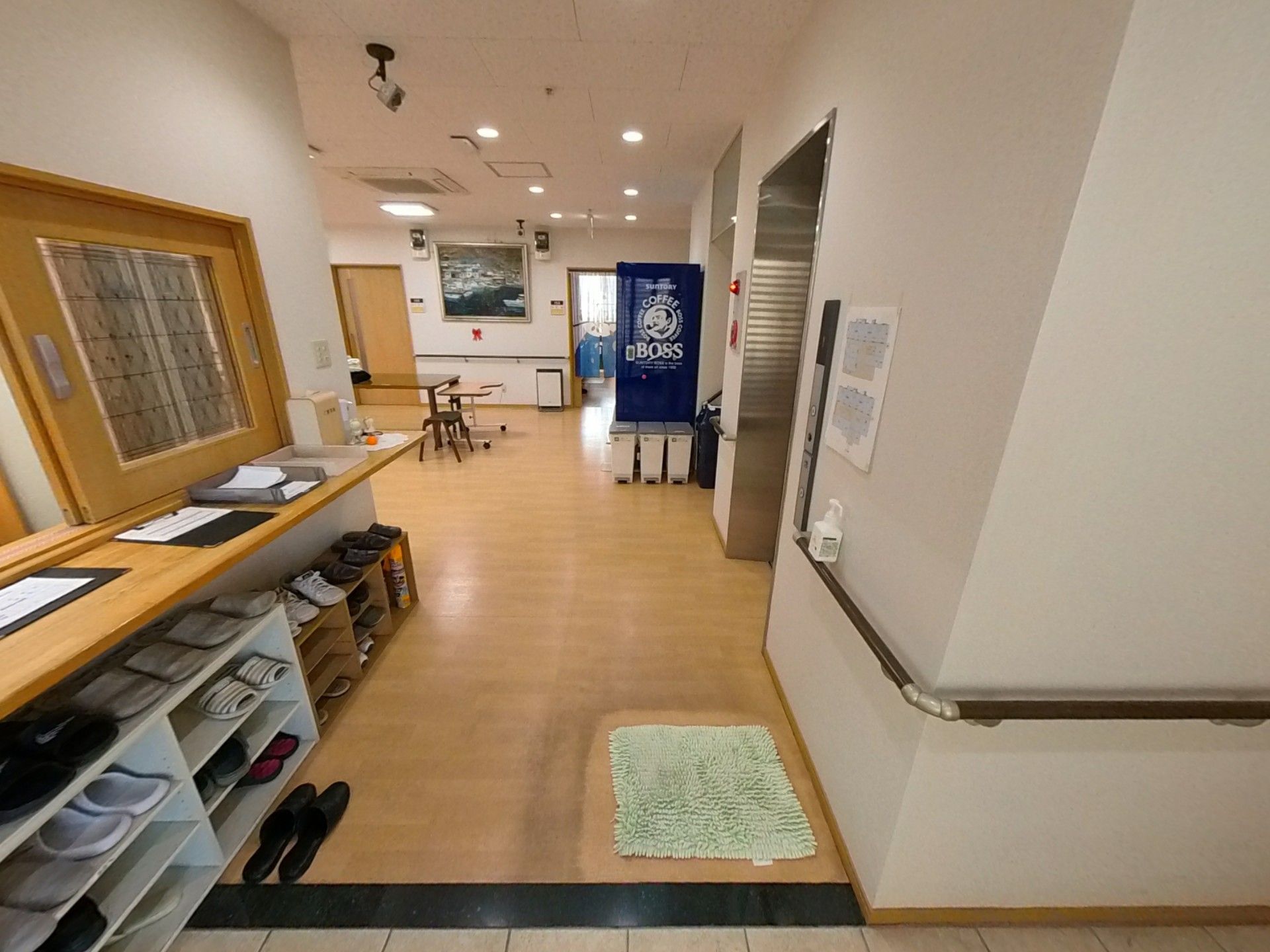 廊下と靴箱のある空間