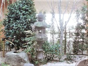庭園にはいろいろな種類の木が植えられ、本格的な造りになっている。