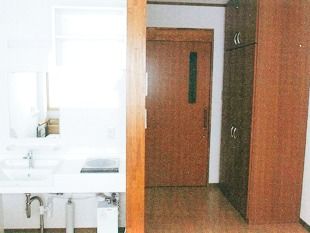 洗面所や収納家具が付いた居室はフローリングで出入り口は引き戸。
