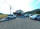 広々とした駐車場の風景
