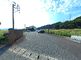広々とした青空の下の交差点