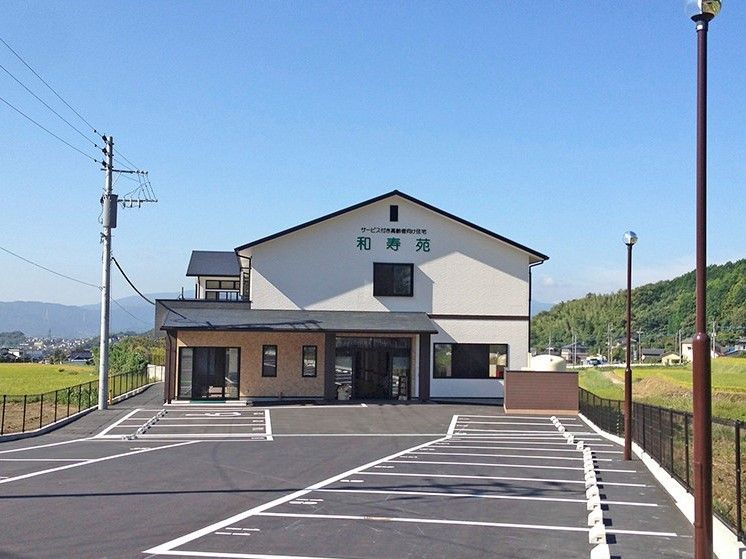 駐車場スペースが広く、住宅の周りには畑や山など自然が多くある。