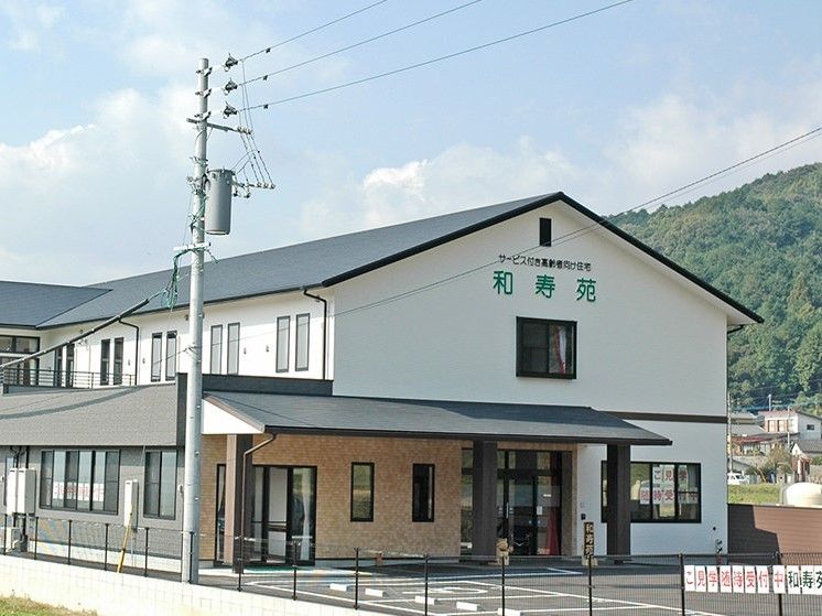 ２階建ての和風の建物。白い壁にグレーの屋根といった外観が一般の住宅に近い雰囲気。
