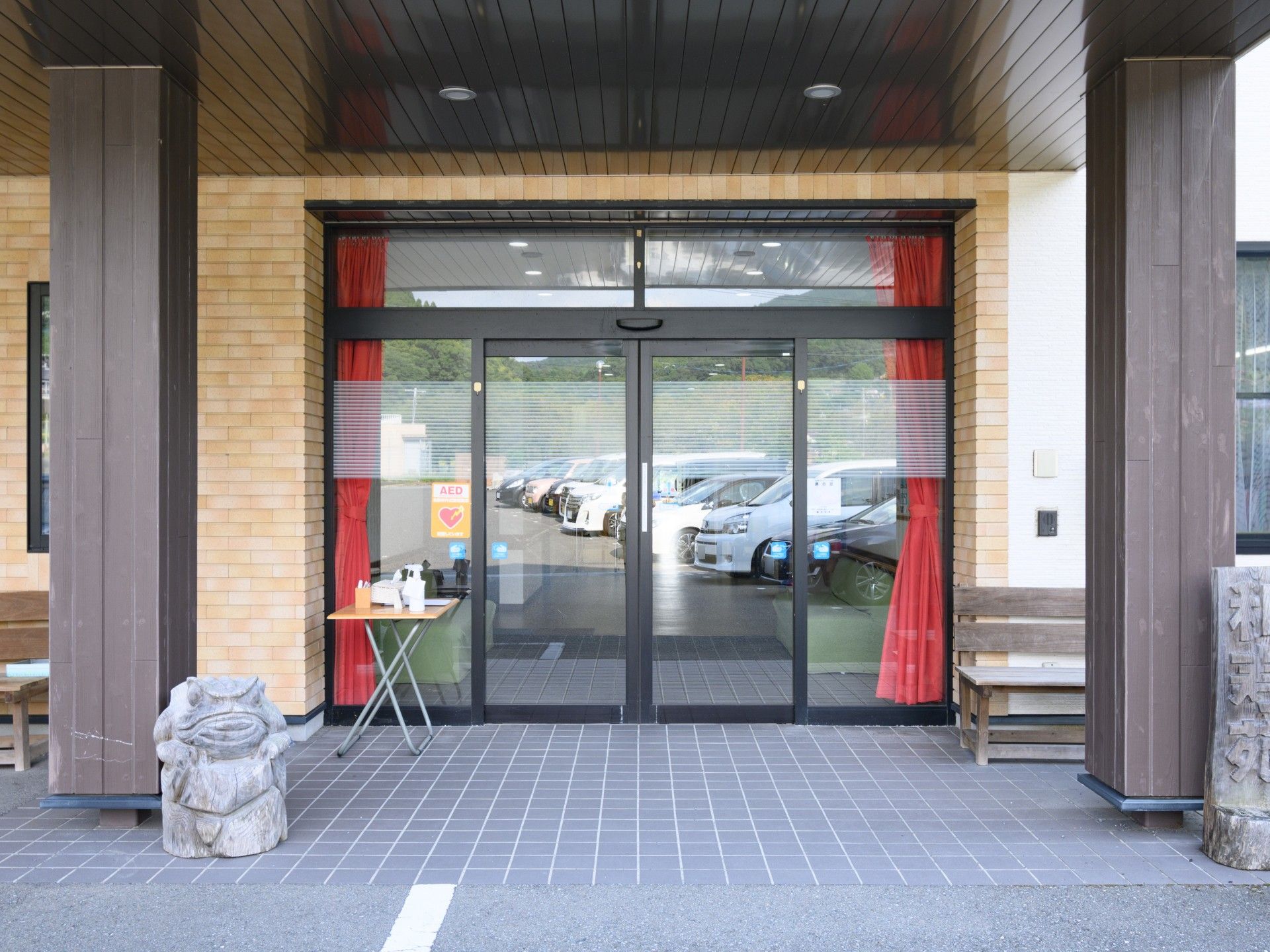 明るいエントランスの風景