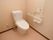 明るく清潔感のあるトイレには、温水洗浄便座が設置されている。手すりやナースコールも備わっており、一人でも安心して利用できる。