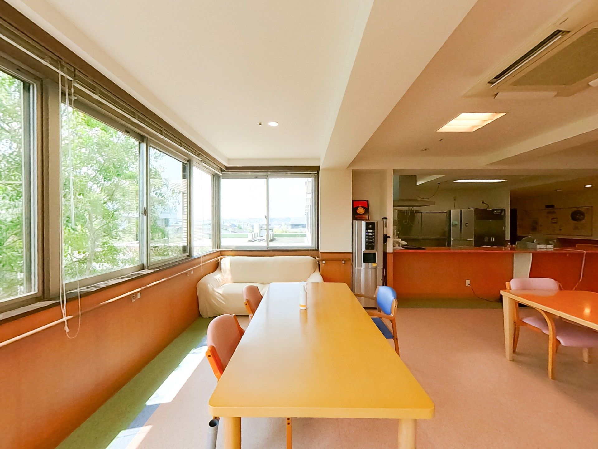 窓際の明るい共有スペース