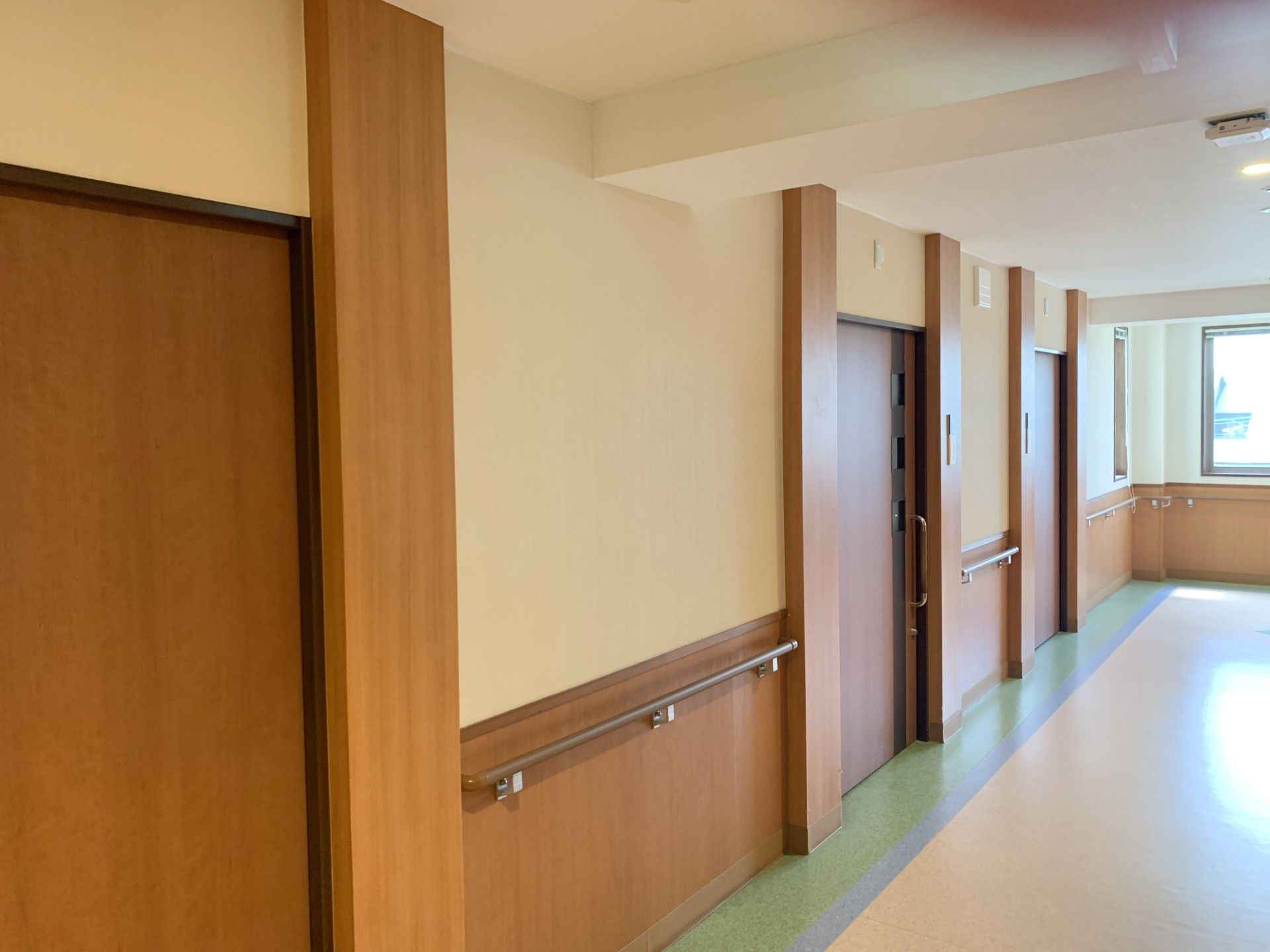 手すり付きの廊下