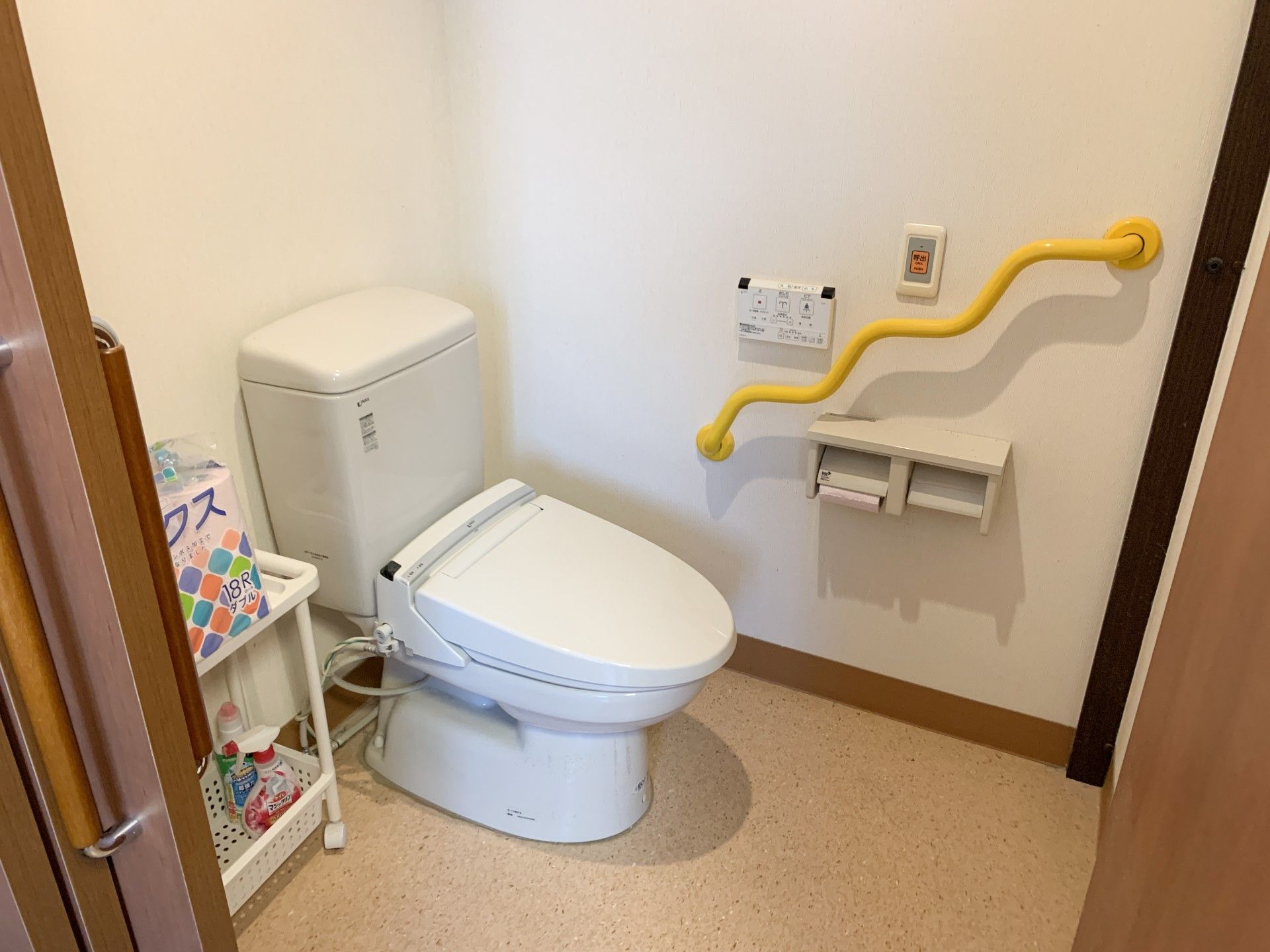 手すり付きのトイレ