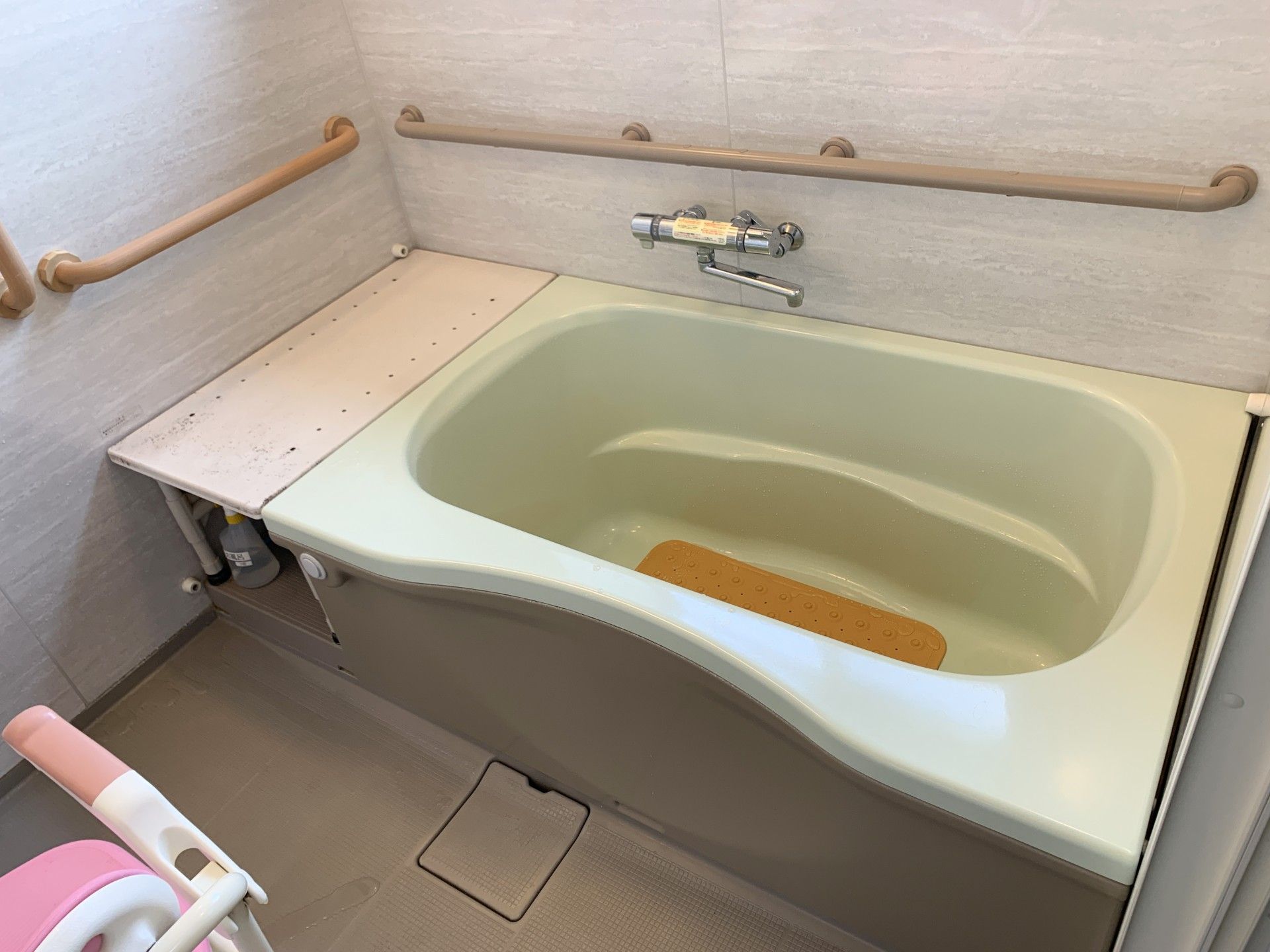 手すり付きの浴槽