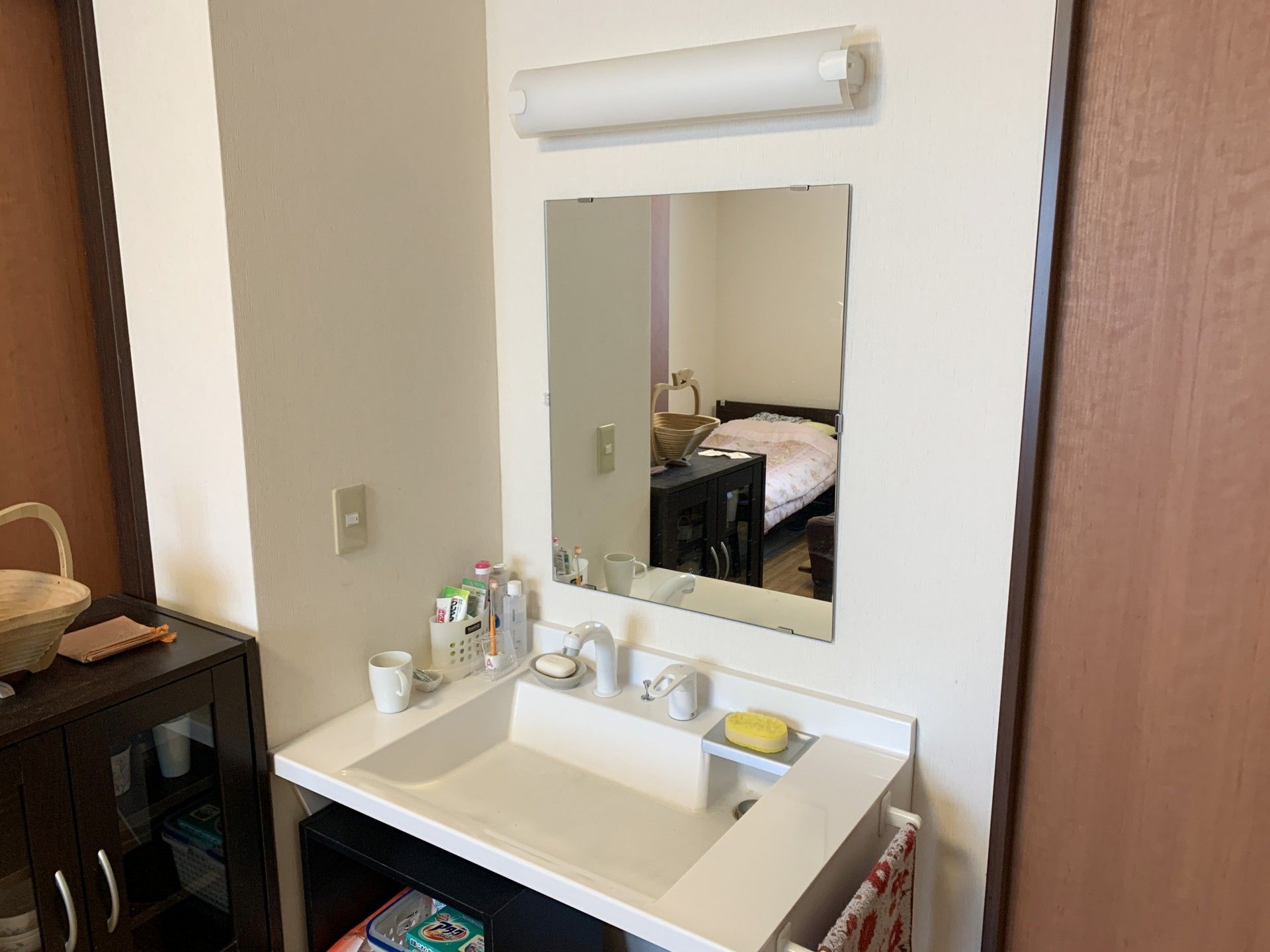 洗面台と鏡のある部屋